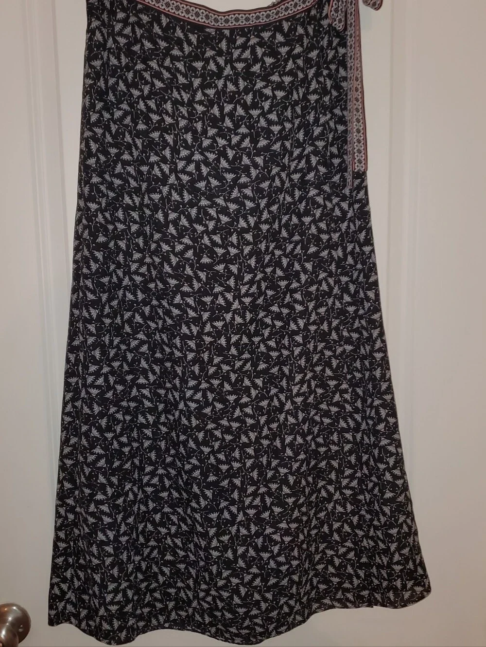 Max Studio, L, Black Printed Maxi Skirt with White Floral Leaf Motif